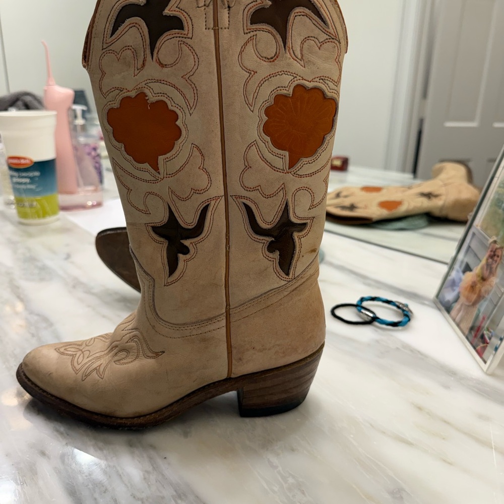 Vintage Women’s Western Pull-On Boots in Beige with Orange Accents - Picture 2 of 3